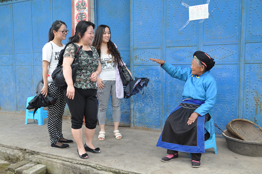 我校党委组织部的同志与文朝荣同志的遗孀李明芝攀谈